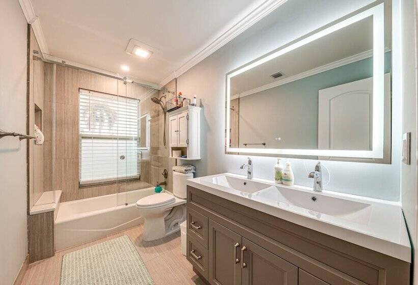 Pool & Home Theater: Lighthouse Point Home!