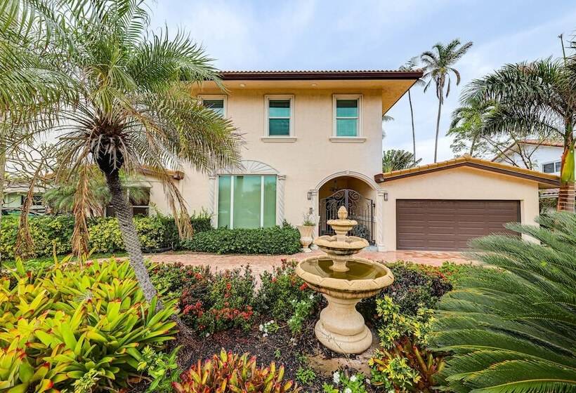 Pool & Home Theater: Lighthouse Point Home!