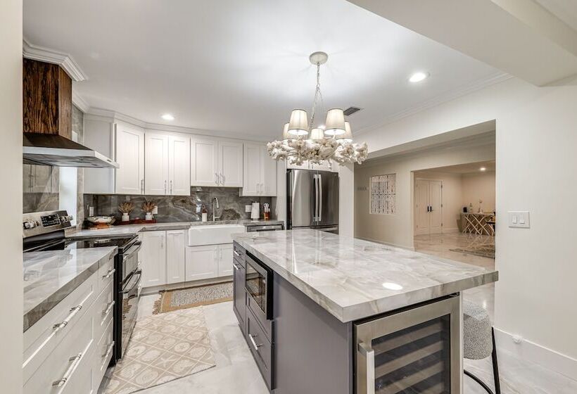 Pool & Home Theater: Lighthouse Point Home!