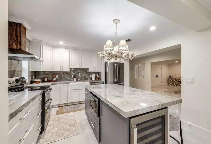 Pool & Home Theater: Lighthouse Point Home!