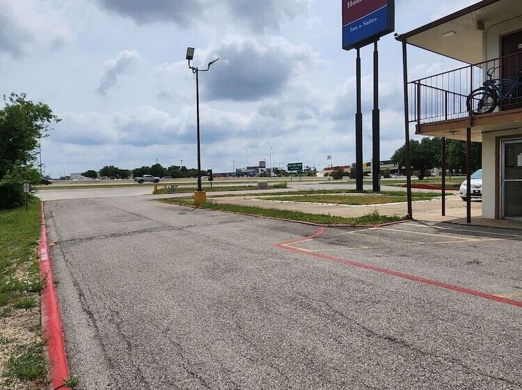 モーテル Hometown Inn And Suites