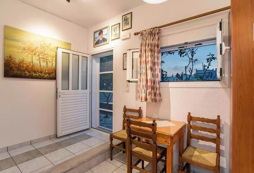 Majatalo Room In Apartment   Comfort Double Or Twin Room Semi Basement