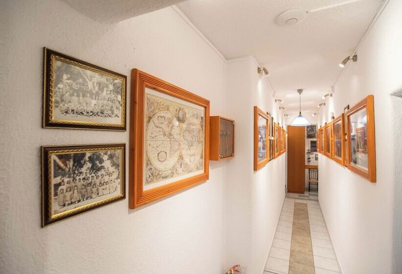 پانسیون Room In Apartment   Comfort Double Or Twin Room Semi Basement