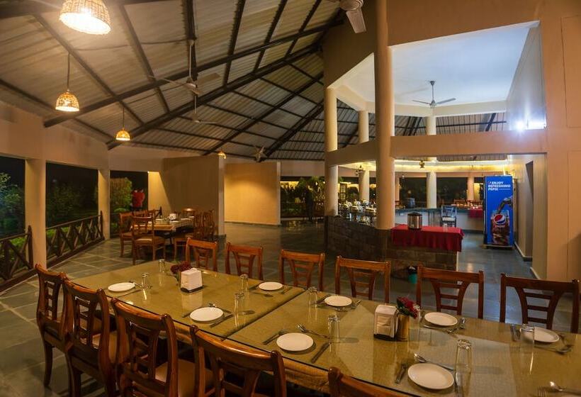 בית מלון כפרי Tusk And Roar Corbett Resort