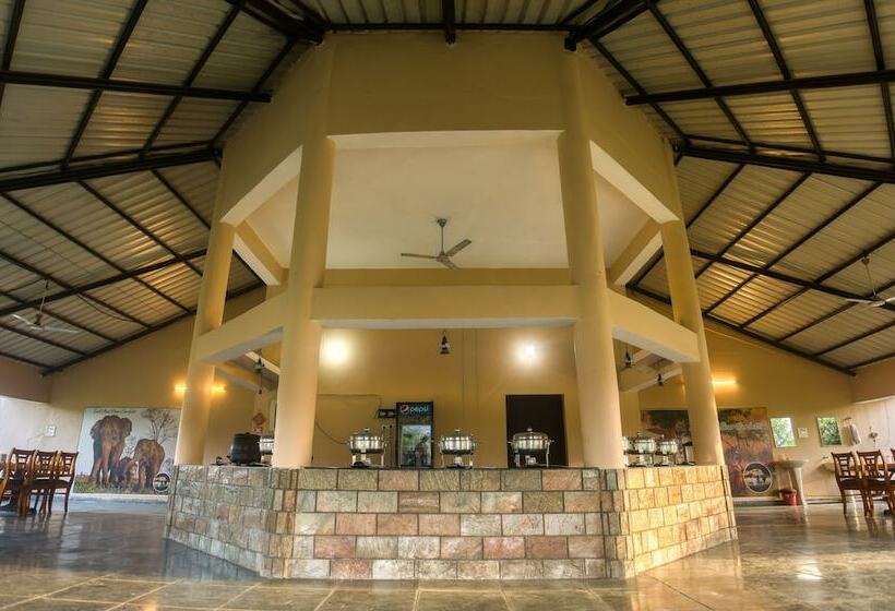 בית מלון כפרי Tusk And Roar Corbett Resort