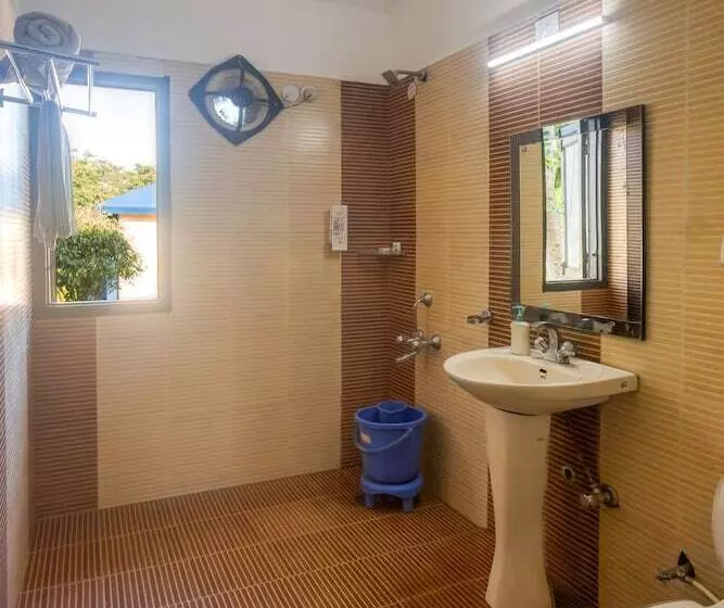 هتل Tusk And Roar Corbett Resort