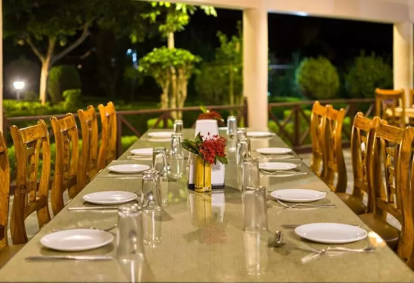 هتل Tusk And Roar Corbett Resort