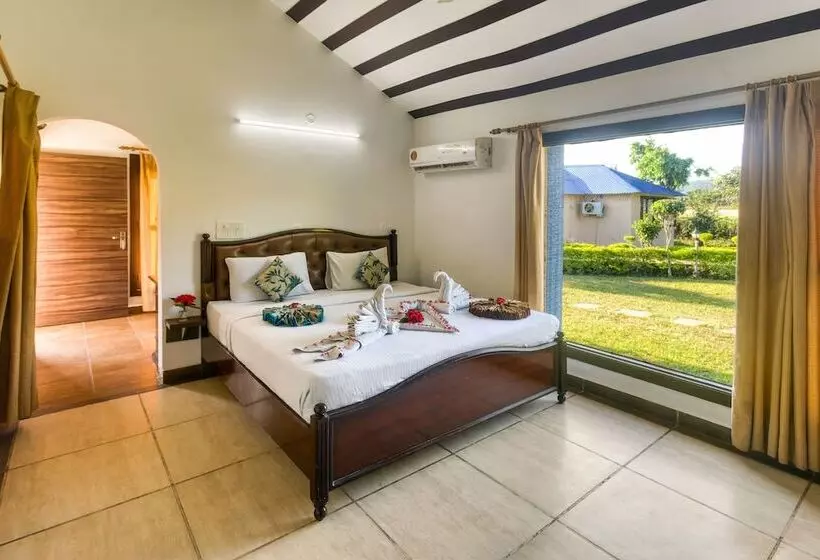 هتل Tusk And Roar Corbett Resort