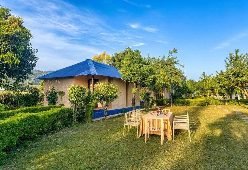 בית מלון כפרי Tusk And Roar Corbett Resort