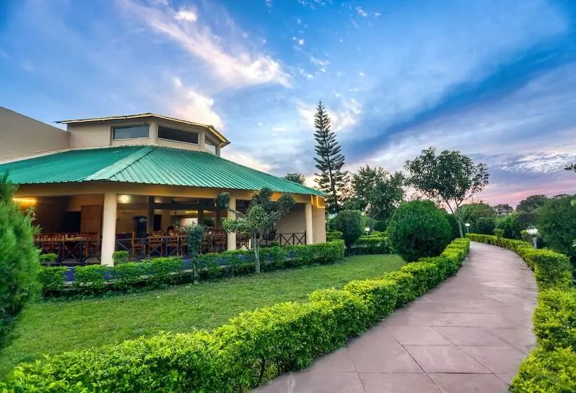 هتل Tusk And Roar Corbett Resort