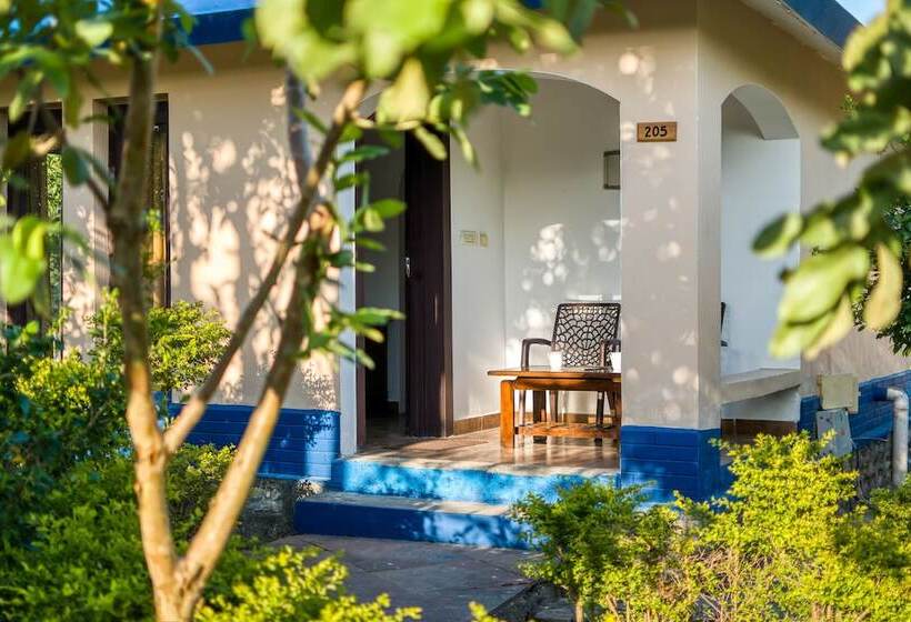 בית מלון כפרי Tusk And Roar Corbett Resort