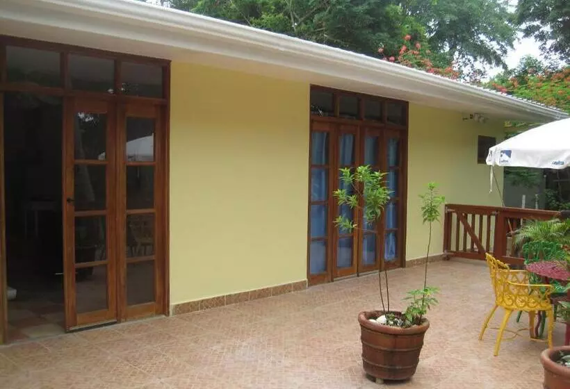 تختخواب و صبحانه Contadora Island Inn