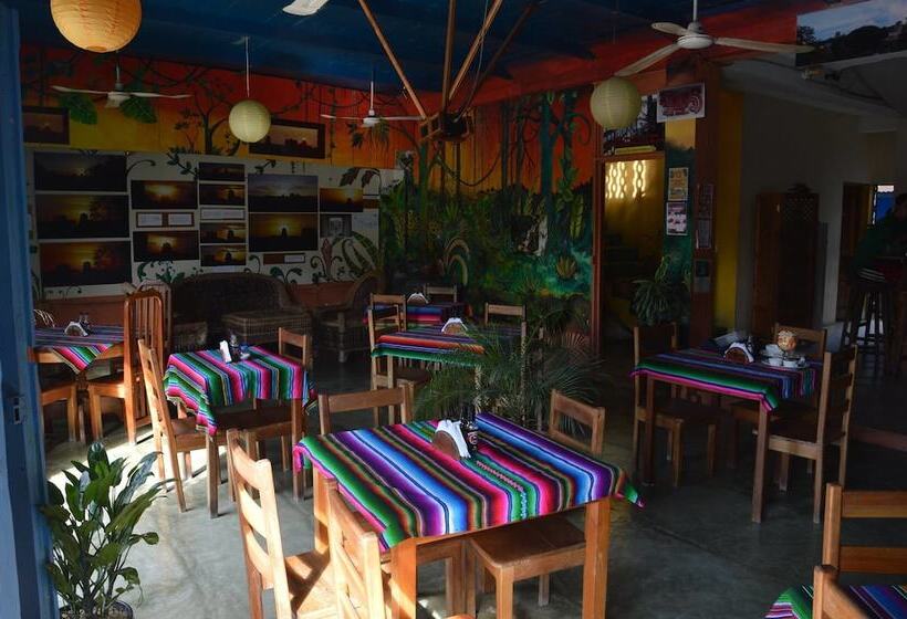هتل Hostel Yaxha