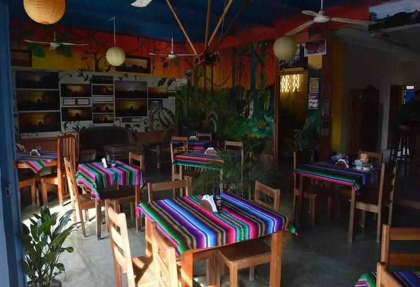 هتل Hostel Yaxha