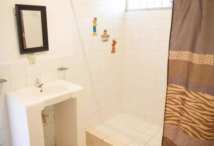 هتل Hostel Yaxha