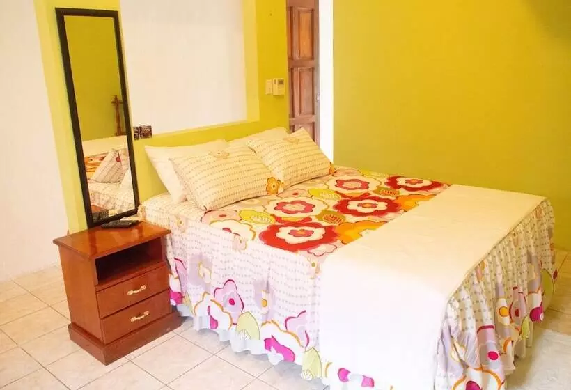 هتل Hostel Yaxha