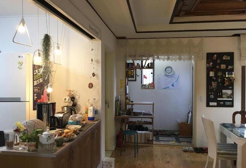 הוסטל Aark House