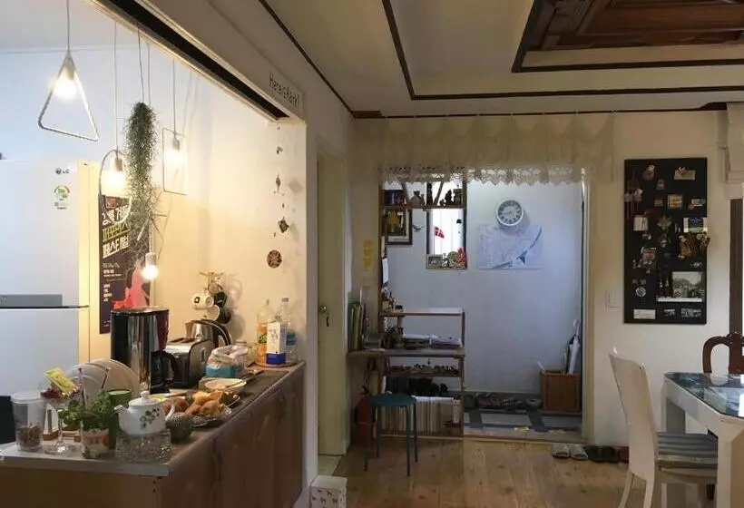 Retkeilymaja Aark House