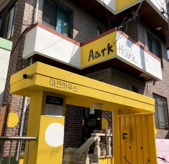הוסטל Aark House