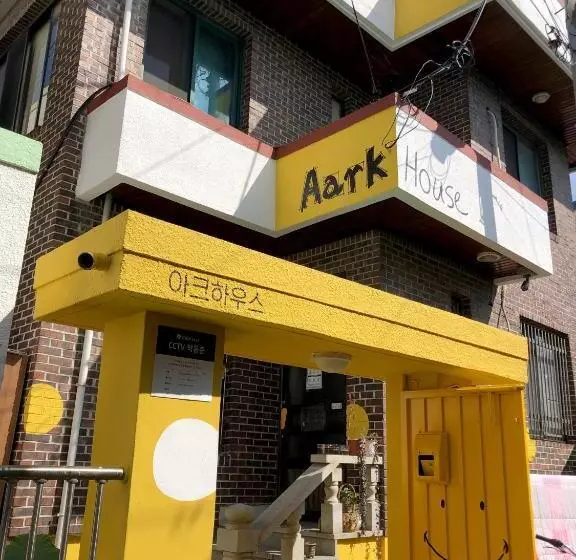 Retkeilymaja Aark House