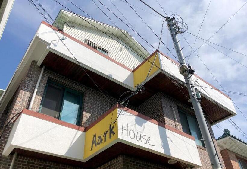 הוסטל Aark House