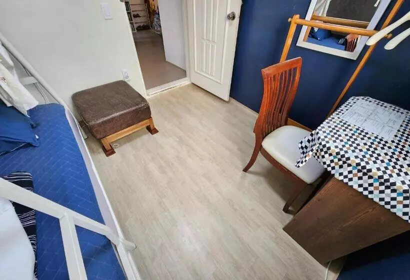 Retkeilymaja Aark House