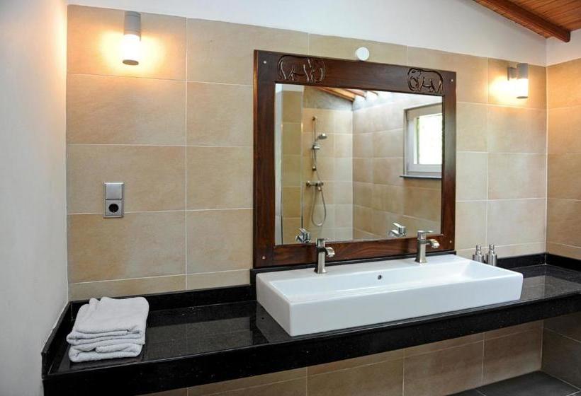 Kumudu Valley Resort