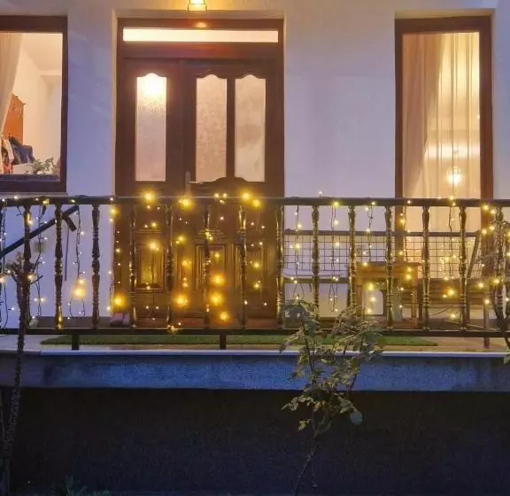 Hostel   F