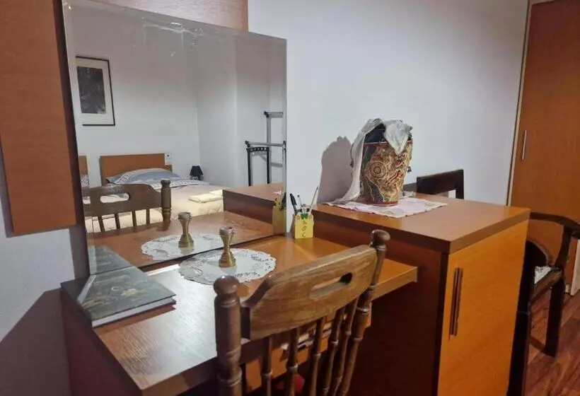 Hostel   F