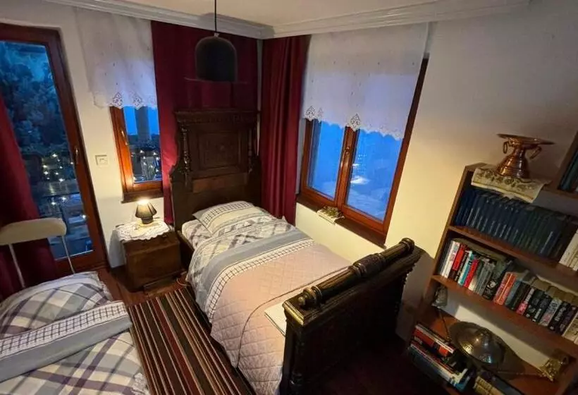 Hostel   F