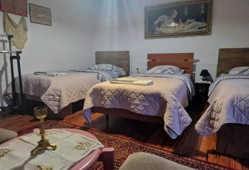 Hostel   F