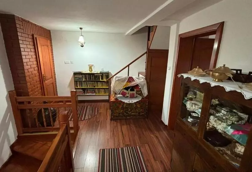 Hostel   F
