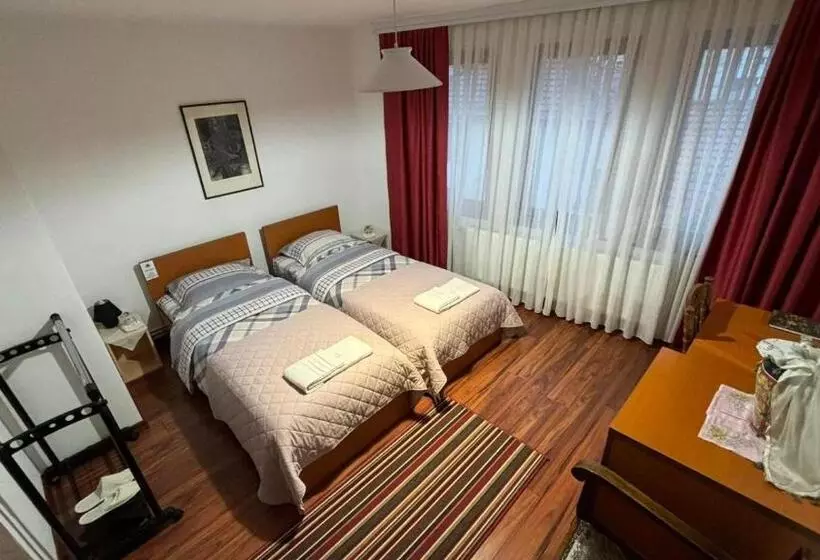 Hostel   F