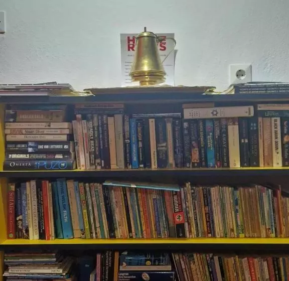 Hostel   F