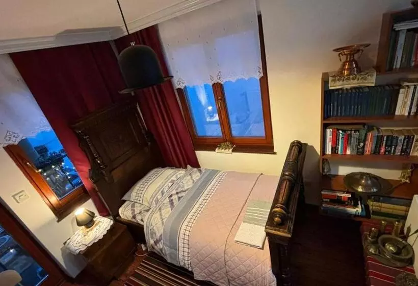 Hostel   F