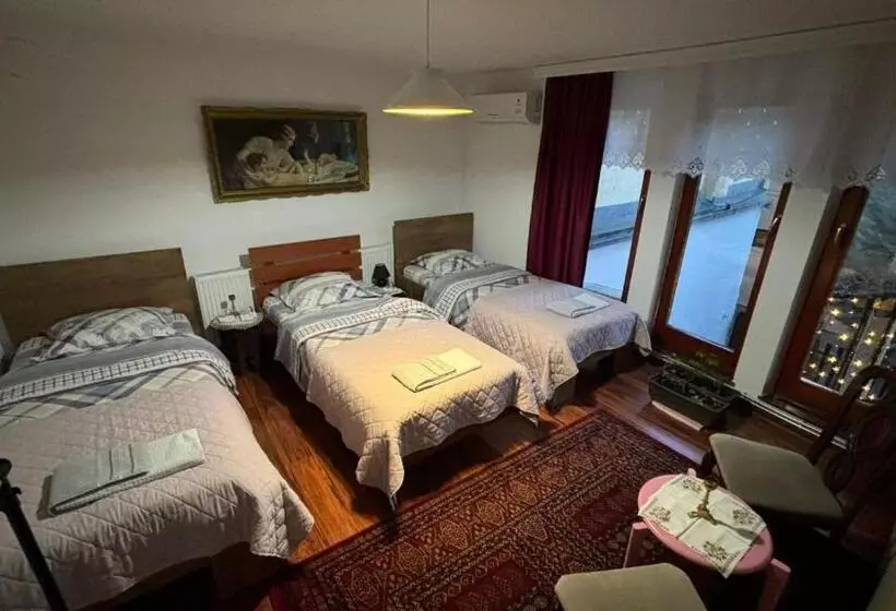 Hostel   F