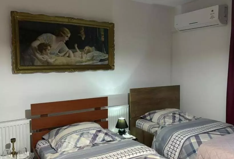 Hostel   F