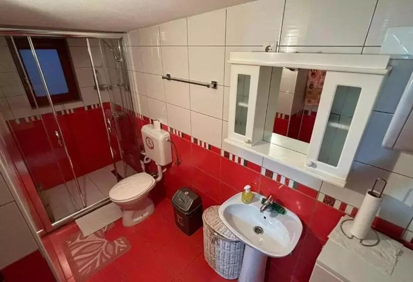 Hostel   F