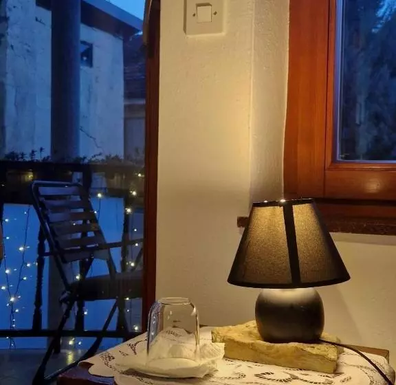 Hostel   F