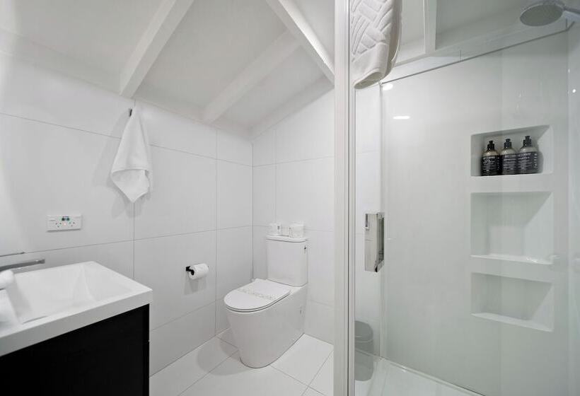 Lakeview Colonial Motel