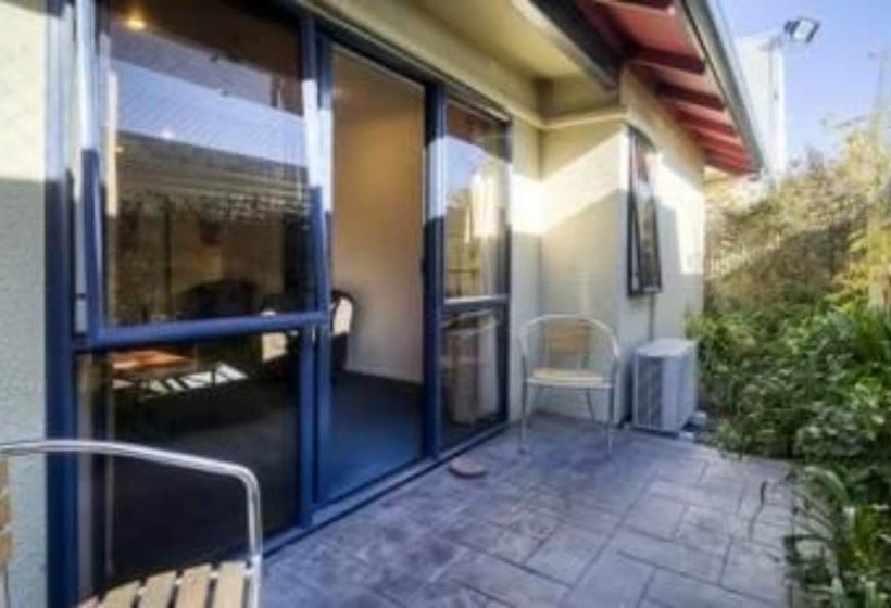 모텔 Claremonte Motor Lodge