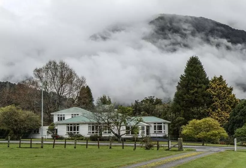 Rainforest Motel