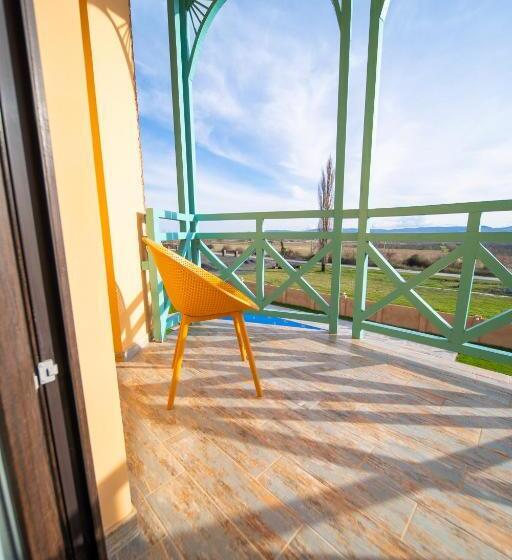 هتل Burki Castle & Cellar