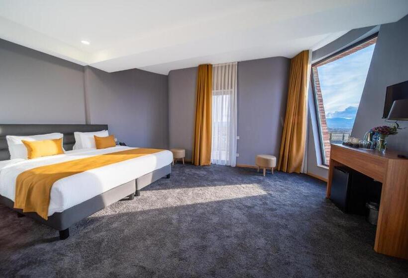 هتل Burki Castle & Cellar