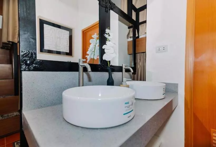 ホテル Jovinaj Travellers Inn