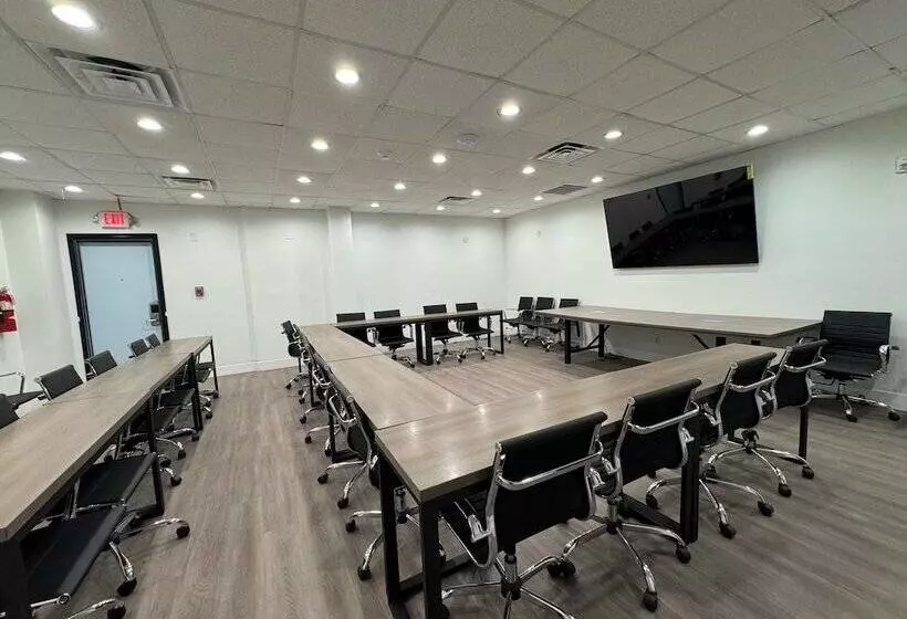 هتل Super 8 By Wyndham Corpus Christi Airport