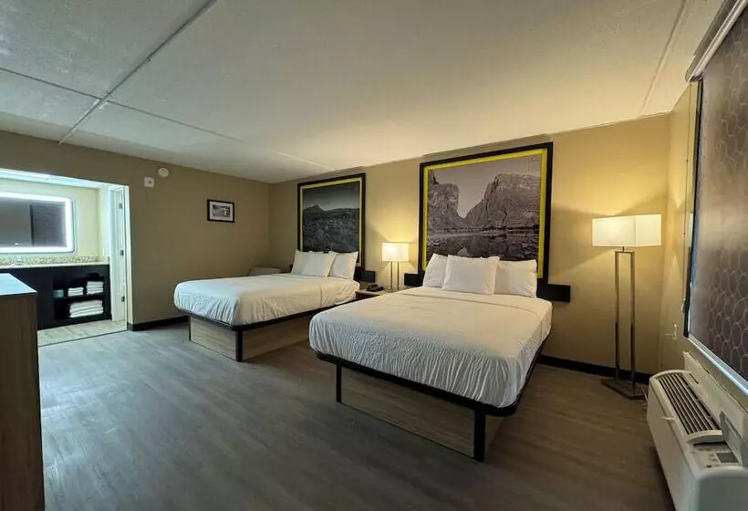 هتل Super 8 By Wyndham Corpus Christi Airport