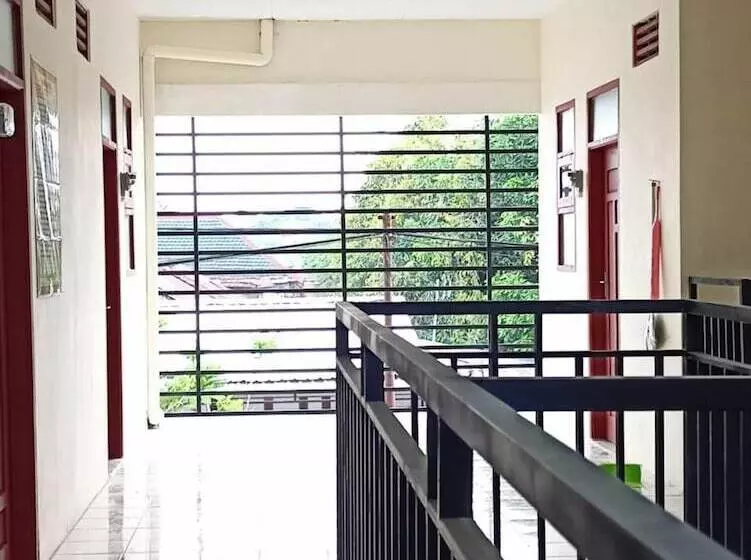 ホテル Spot On 93966 Dhiya Guest House Syariah