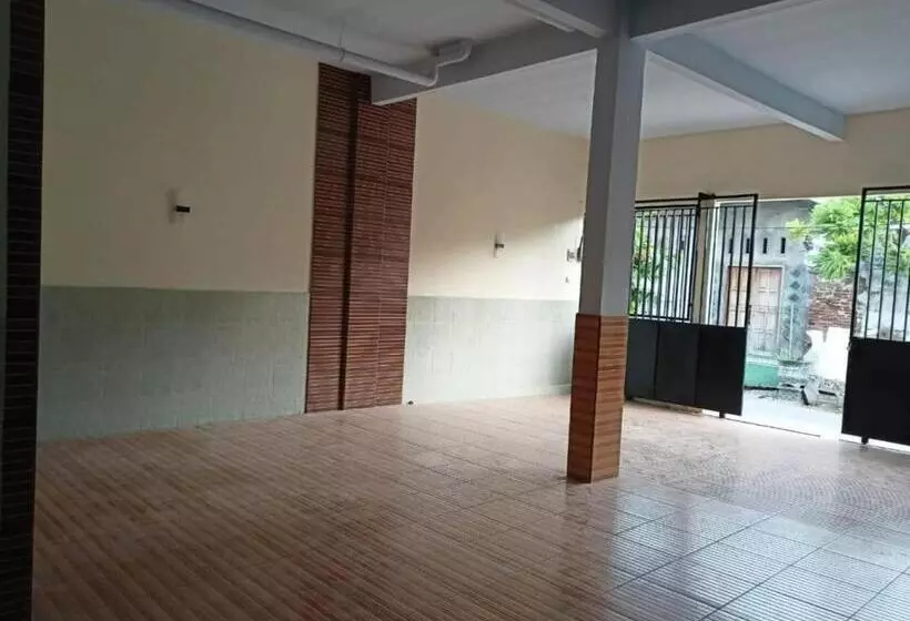 ホテル Spot On 93966 Dhiya Guest House Syariah