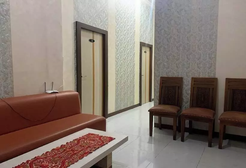 Hotelli Oyo 93918 Wisma Tulip